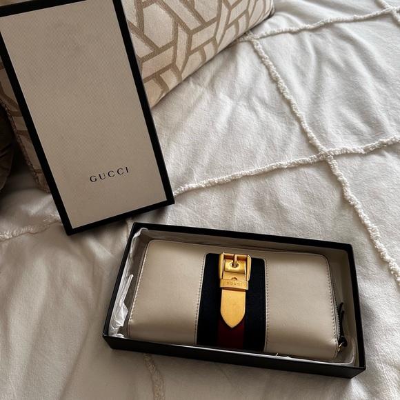 Authentic GUCCI Sylvie cream leather and stripe gold buckle wallet - Picture 5 of 16